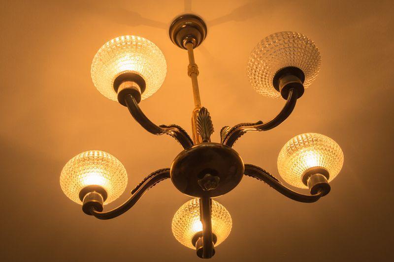 Żyrandol z okrągłymi nakładkami na lampki
