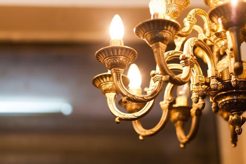 złoty żyrandol świecące lampki